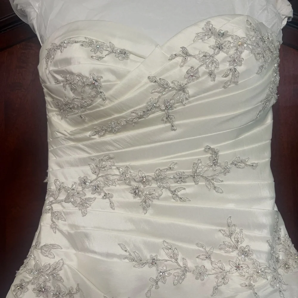 PRONOVIAS wedding dress excellent condition size 8. Worn once. Gorgeous. - Picture 6 of 10